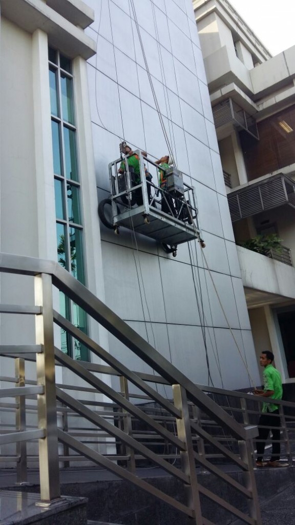 Outdoor Cleaning dengan Gondola  di Gedung  BPK RI