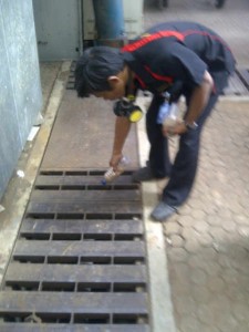 Abatisasi pada tempat-tempat air di Rumah Sakit Dharmais oleh Biosis